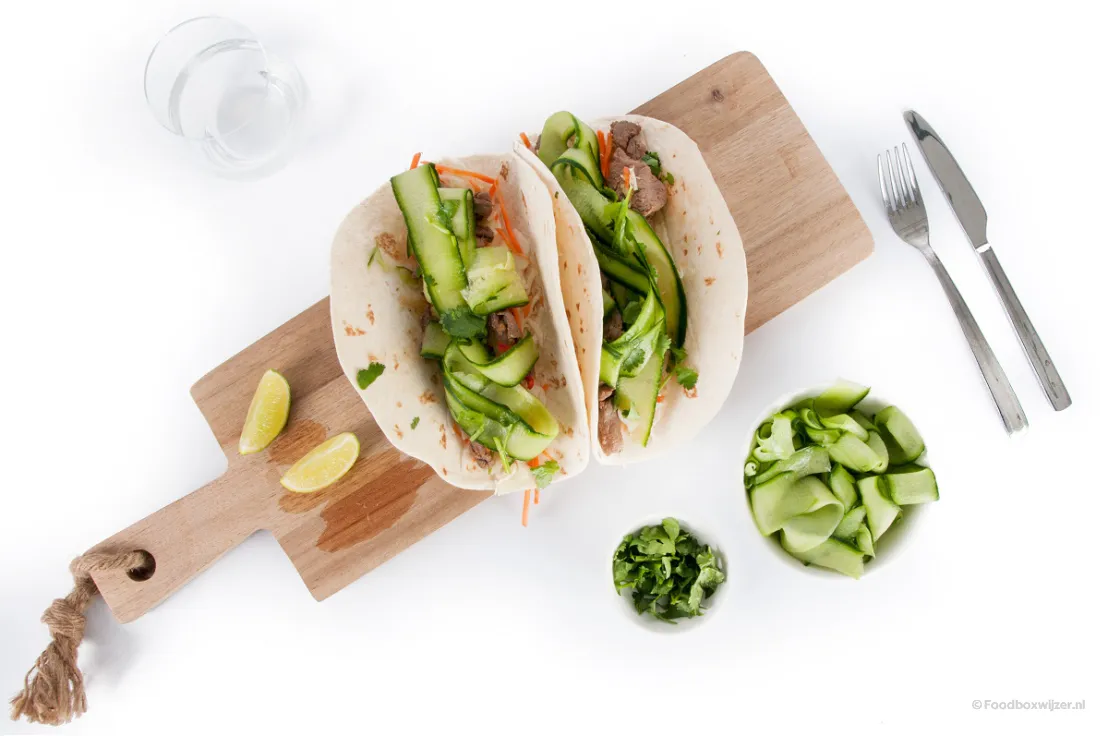 Op een plank heerlijke koriaanse wraps met biefstukpuntjes