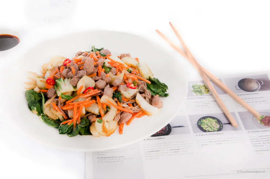De noedelsalade met rundvlees op ons bord met daarnaast de receptkaart