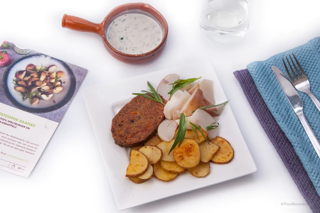 Het gerecht van raapjes, ovenaardappeltjes en tofu-speltburger dat we gemaakt hebben