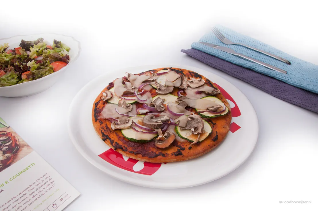 Op tafel de vegan pizza met champignons
