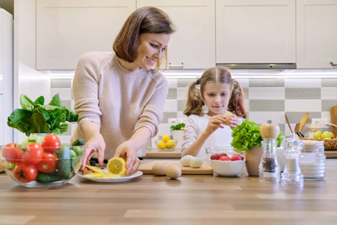 Moeder en dochter koken gezellig in de keuken
