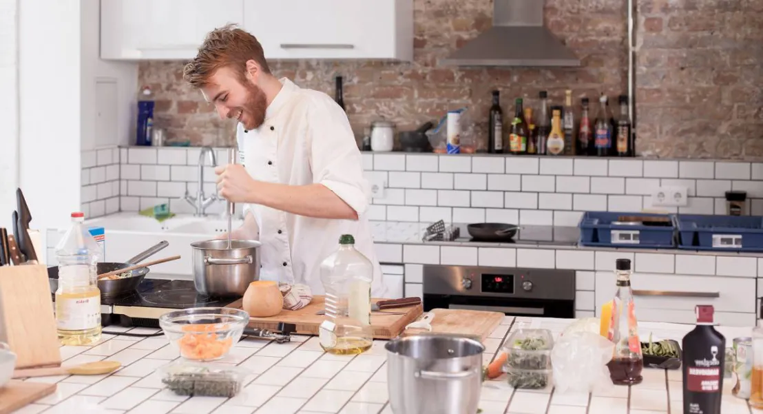 Chef in de keuken werkt aan een nieuw recept