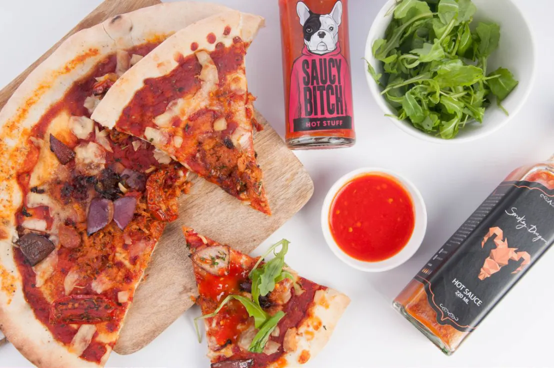 We testen de hete saus op onze zelfgemaakte pizza