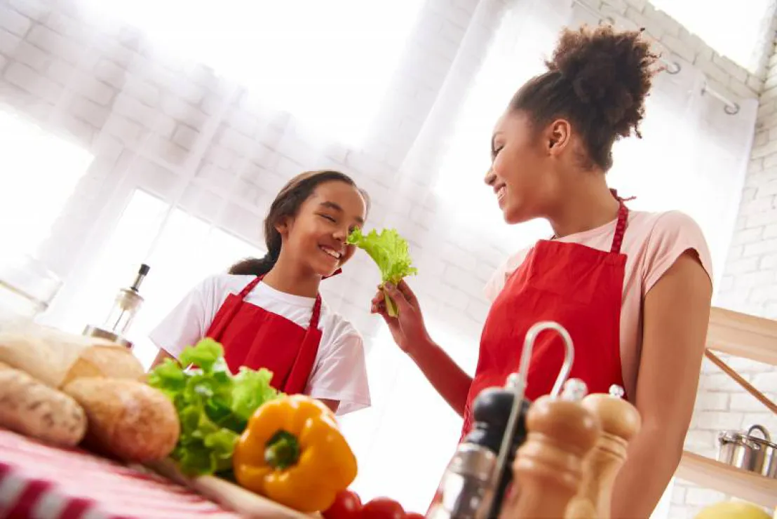 Moeder en dochter hebben plezier met koken