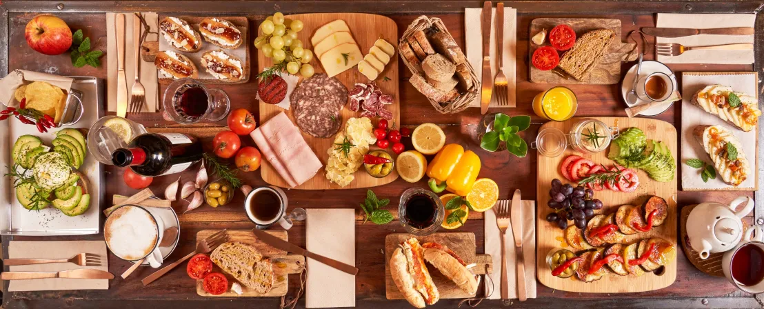 Tafel gevuld met allerlei soorten borrelplanken en tapas