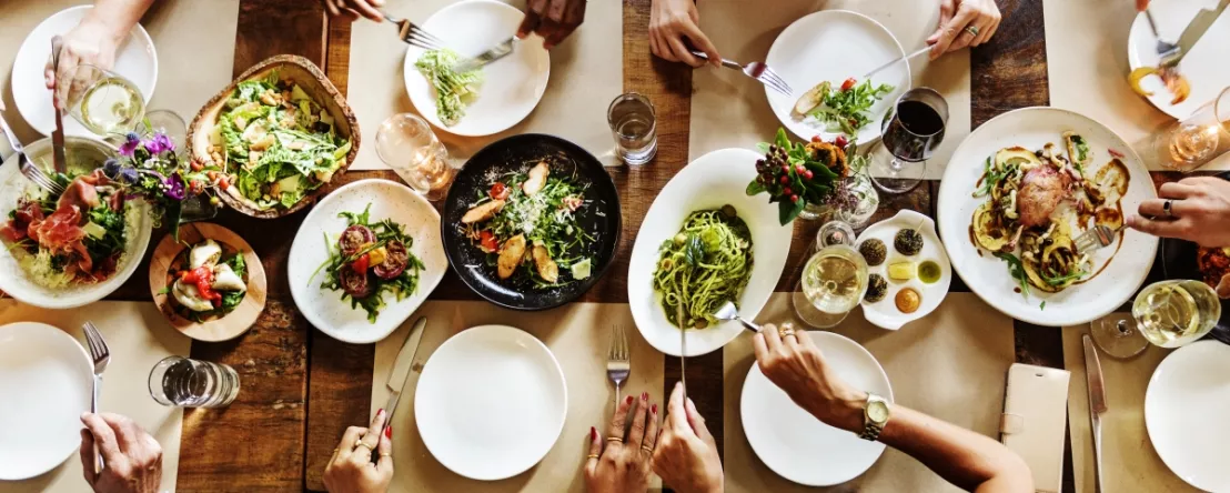Een uitgebreid diner gekookt met een maaltijdbox waarvan het hele gezin kan eten