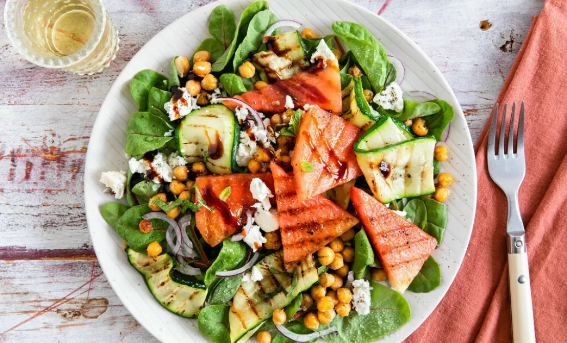 Het gerecht met watermeloen in een salade van Marley Spoon, geserveerd op een groot bord.