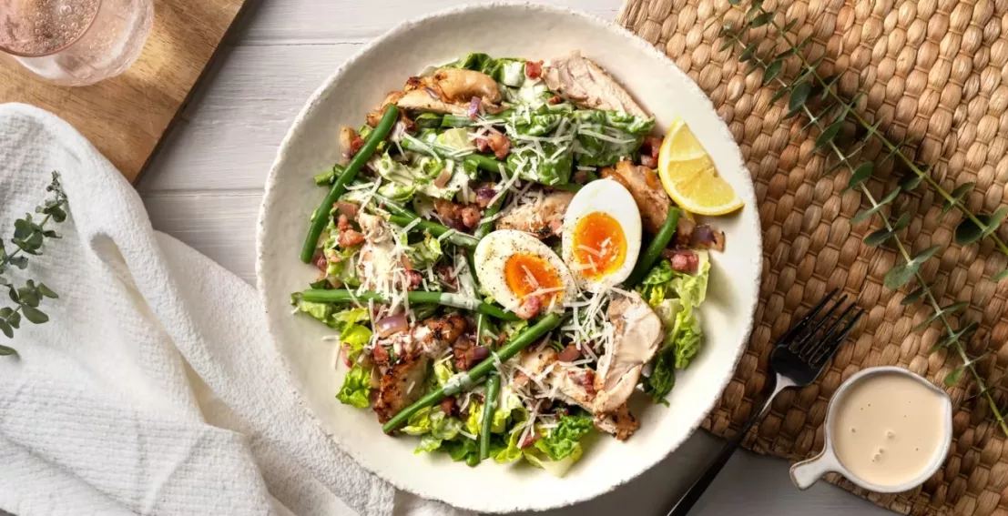 Een zelfgemaakte salade van green chef met veel groenten en kip waardoor het gerecht ketogeen is
