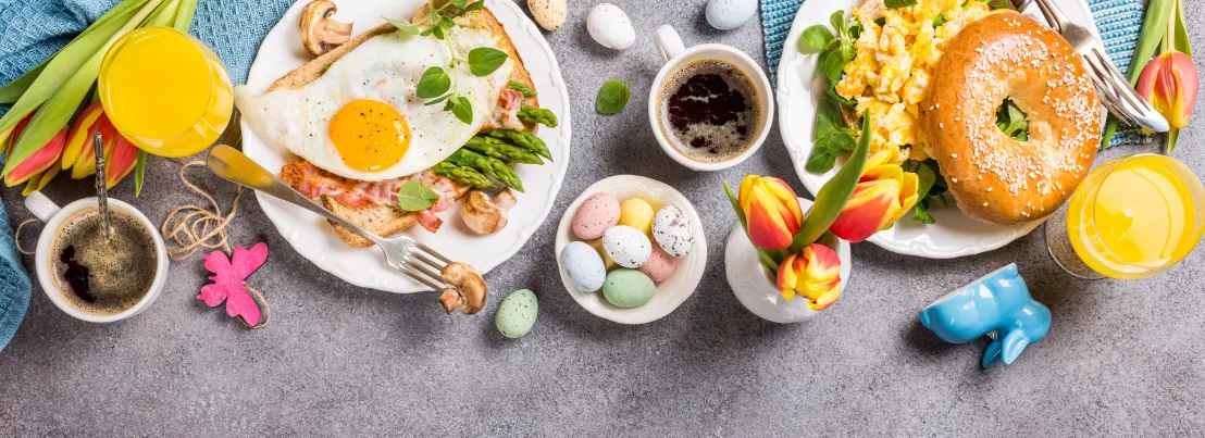 Een mooi gedekte tafel met allerlei lekkers voor een paasbrunch