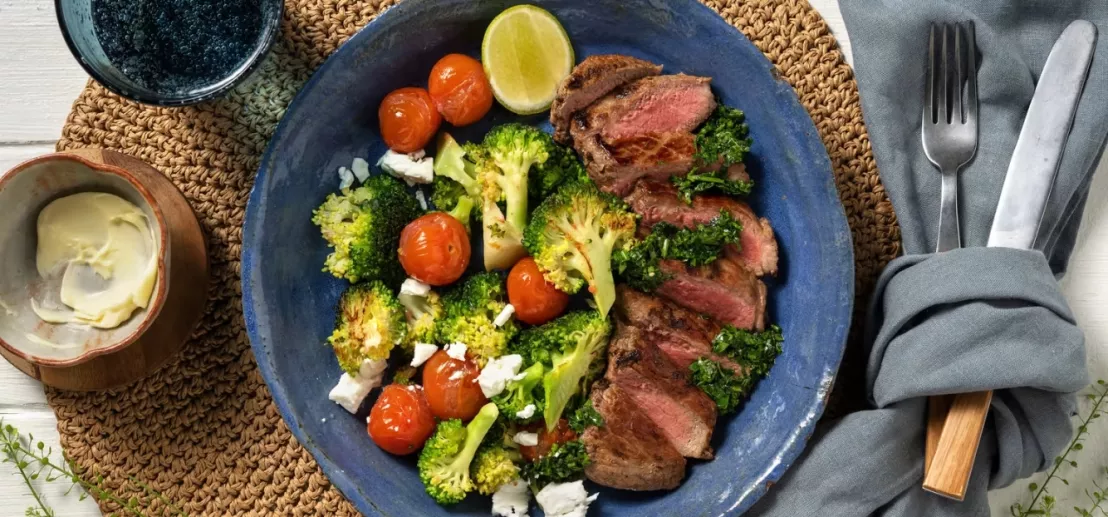 Eiwitrijk gerecht met steak met zelfgemaakte chimichurri met feta, broccoli en cherrytomaten