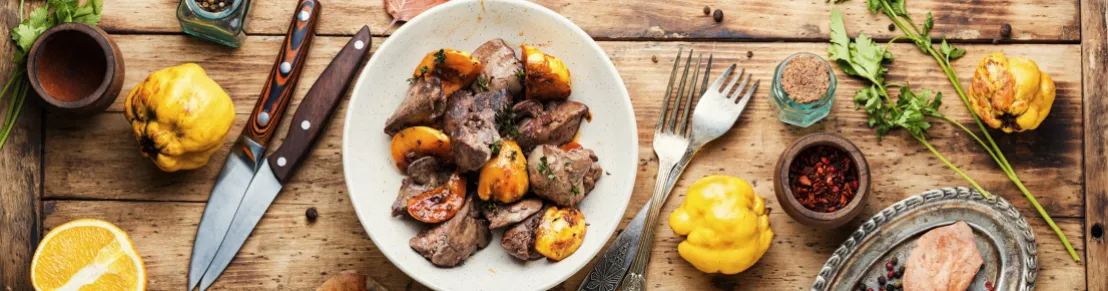 Op tafel een gerecht met vlees en groenten met verse kruiden