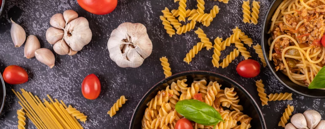 Op tafel alle ingrediënten om kindvriendelijke gerechten te bereiden zoals pasta met tomatensaus