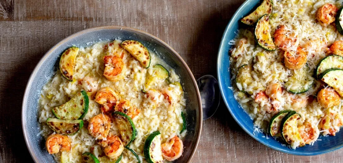 Garnalen risotto met citroen voor een heerlijke verfrissende smaak geserveerd op een diep bord