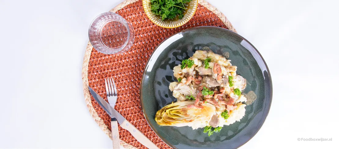 Een gerecht van Green Chef op tafel met witlof en pastinaak en verse kruiden