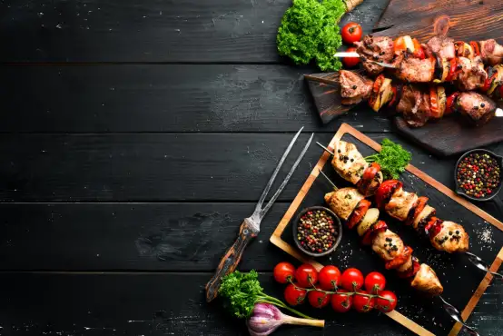 Vleespakket voor barbecuevlees waarvan spiesjes zijn gemaakt en gegrild