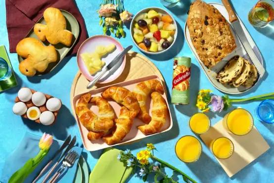 Een paasbrunch box om snel een paasbrunch op tafel te zetten met eieren, croissants en verse jus