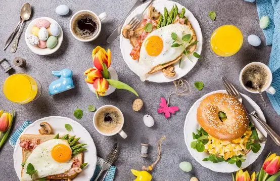 Een grijze tafel met daarop koffie en allerlei soorten paasbrunch gerechten