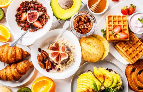 Een vol gedekte tafel met allerlei brunch en ontbijtproducten voor pasen