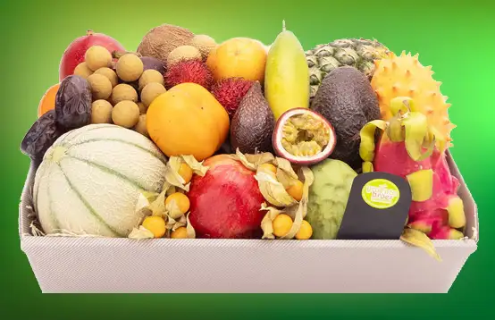 Fruitmand gevuld met seizoensfruit en exotisch fruit en mooi verpakt waardoor het geschikt is als cadeaumand