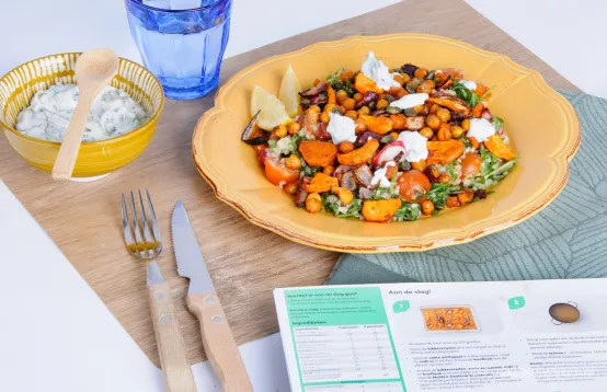 Op tafel een quinoasalade gemaakt met een recept van green chef waarbij alle producten vegan zijn