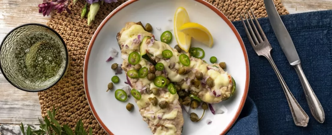 Dit is een gerecht met tonijn en gesmolten kaas in een bootje gemaakt van courgette.