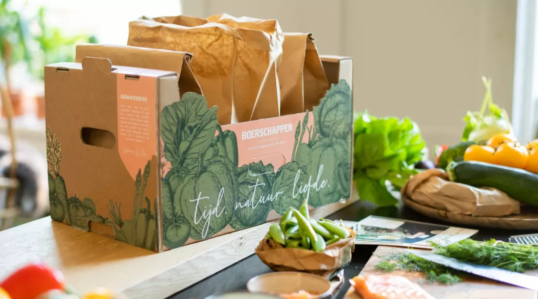 De maaltijdbox van Boerschappen staat klaar in de keuken vol met verse producten