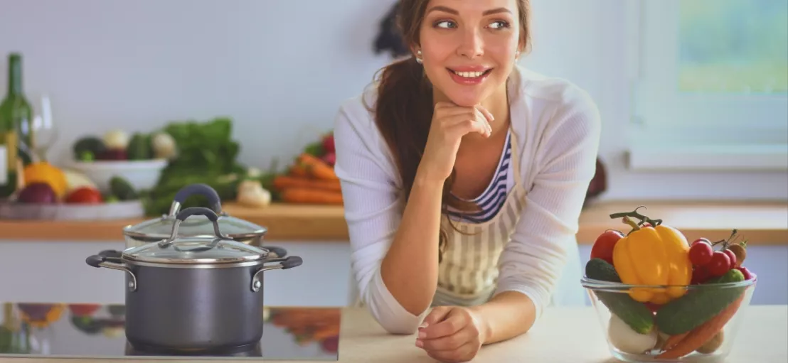 Vrouw kijkt blij dankzij green chef maaltijdbox kookt ze makkelijker ketogene gerechten