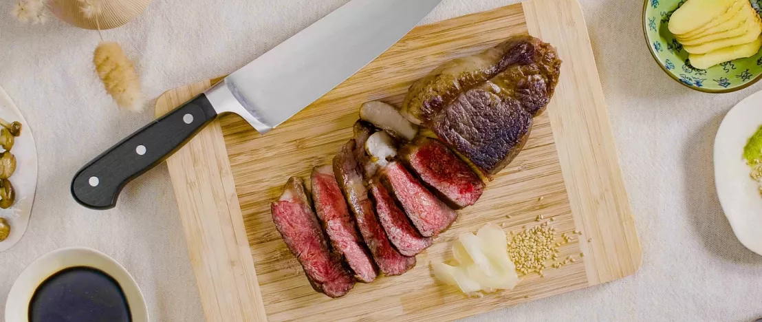 Het beroemde Wagyu vlees, wat bekend staat als fluweelzacht vlees met een diepe umami smaak wordt hier geserveerd tijdens het kerstdiner.