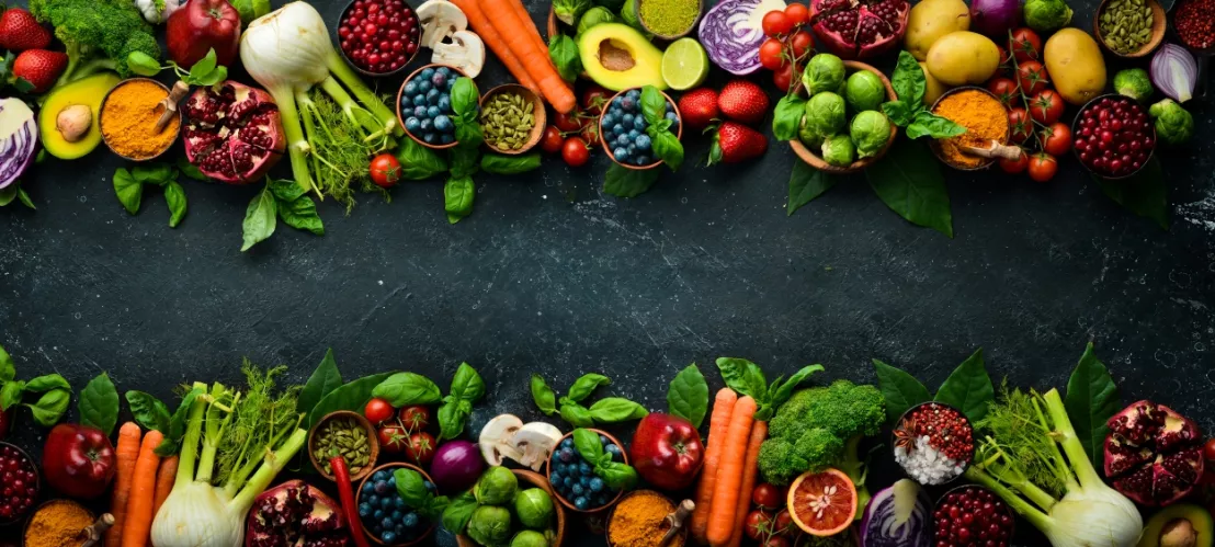 Verse groenten, fruit, kruiden en gezonde producten op een rij zoals je die ook ontvangt in een maaltijdbox