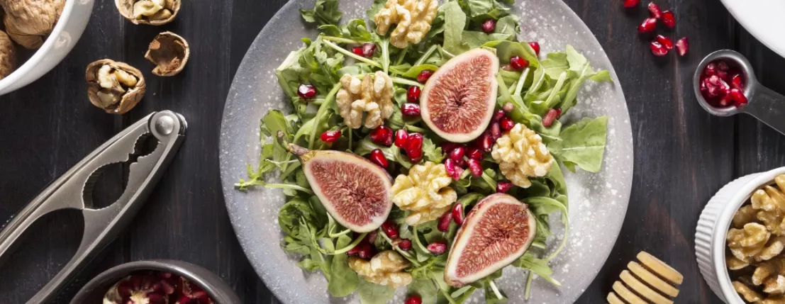 Zomers gerecht die je kunt kiezen in een maaltijdbox, zoals dit gerecht met een salade met granaatappelpitjes en walnoten