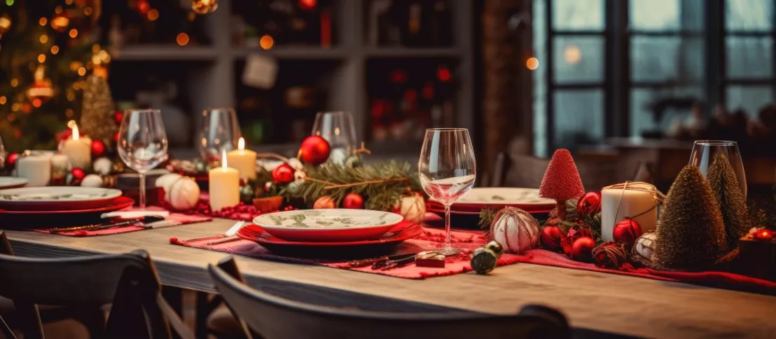 Kerstdiner is klaar voor de start met een compleet gedekte tafel in stijl