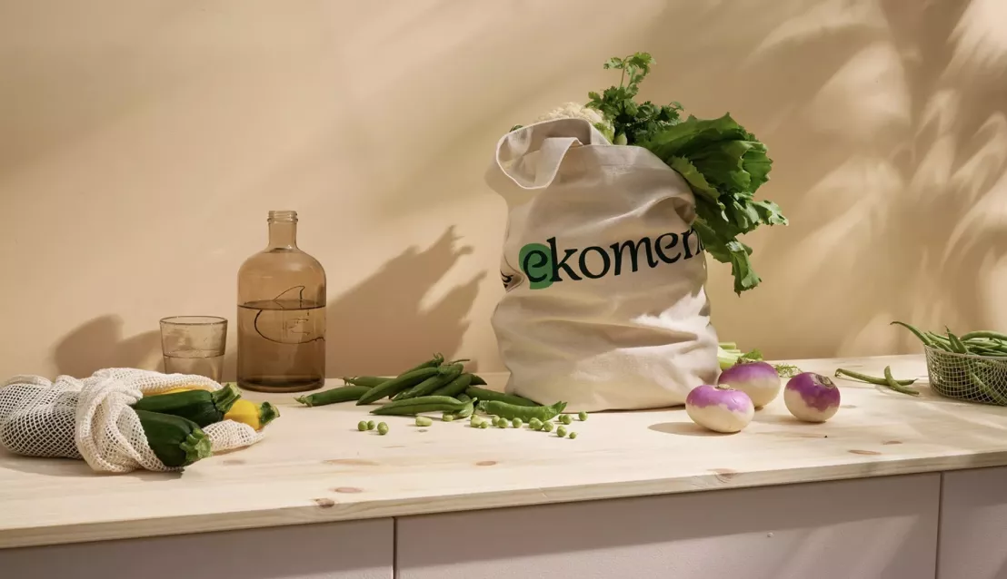 Ekomenu tas op het aanrecht met daaromheen groenten en ingrediënten