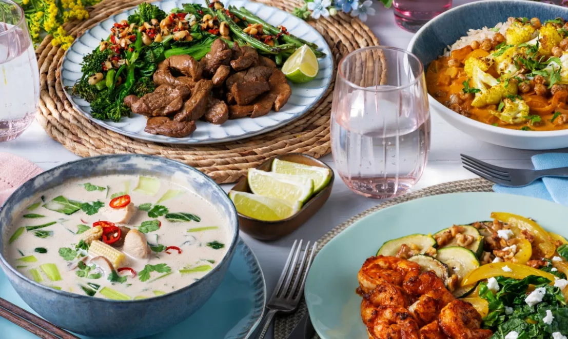 4 verschillende gerechten van green chef op een tafel waarbij je veel kleurrijke variatie en extra veel groenten direct terug ziet in elk gerecht