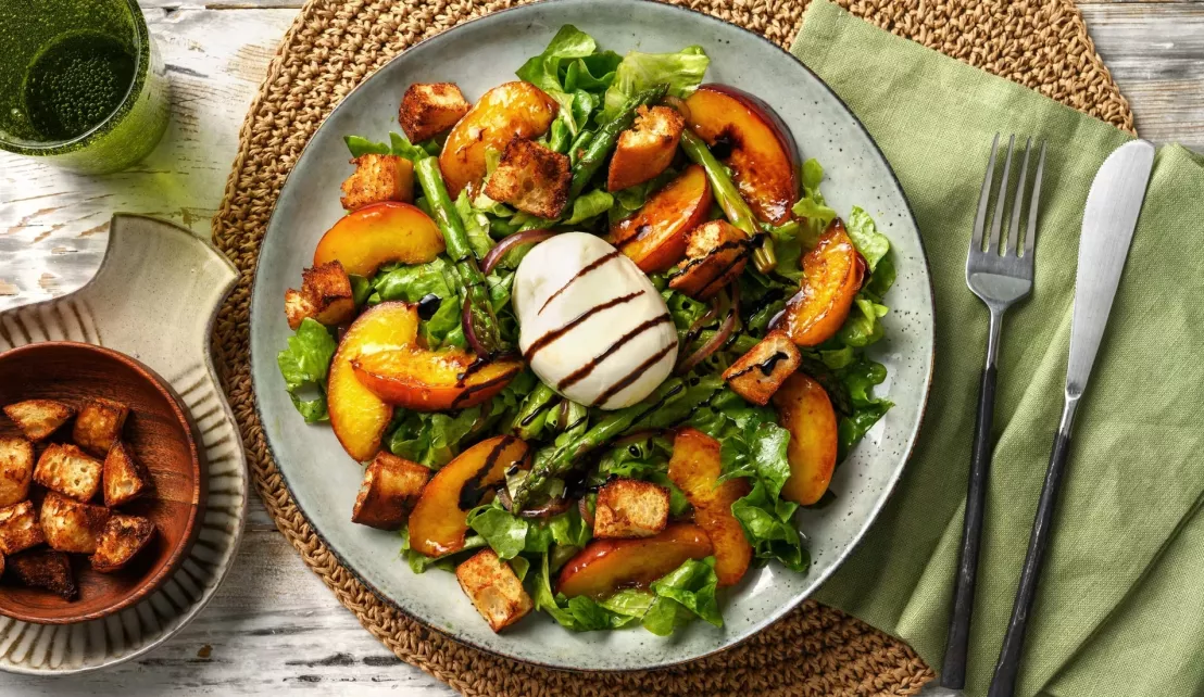 Salade met burrata en gegrilde nectarine als kleurrijk zomers gerecht opgediend