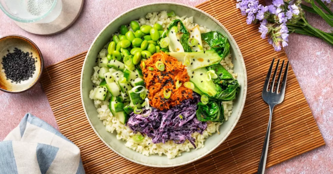 Zomerse bowl met tonijn en salade als licht en gezond gerecht