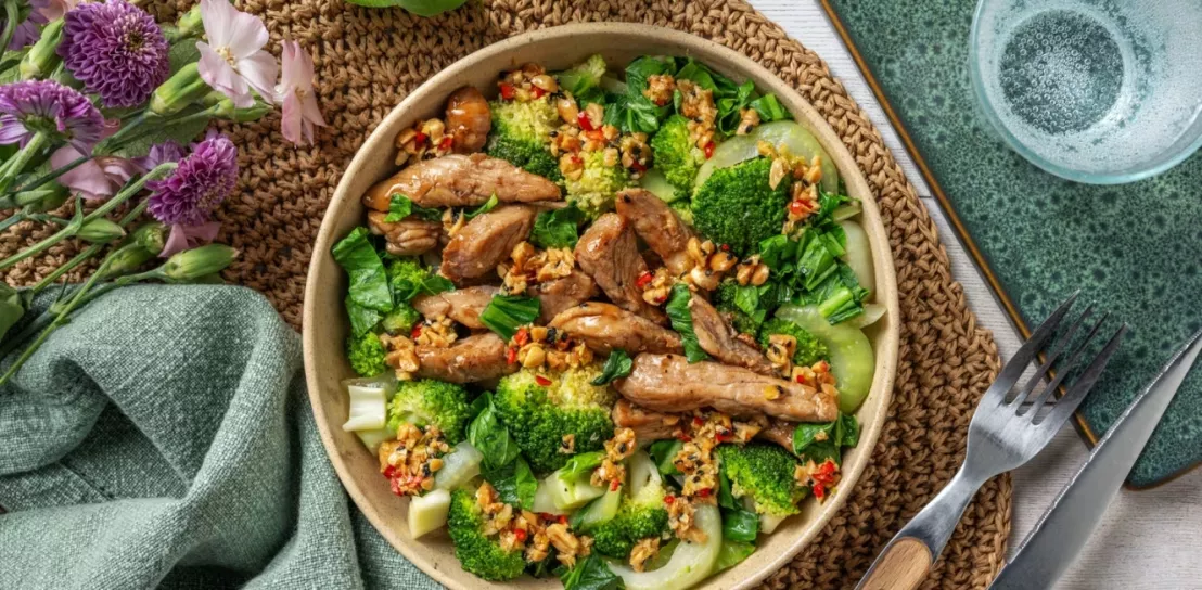 Een koolhydraatarm gerecht van green chef met broccoli, vlees en een pindadressing