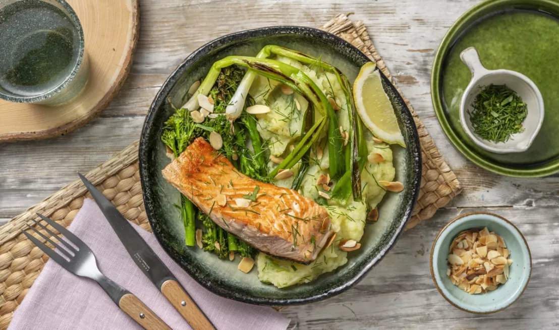 Een gerecht van Green Chef opgediend op een bord met zalm en veel groenten