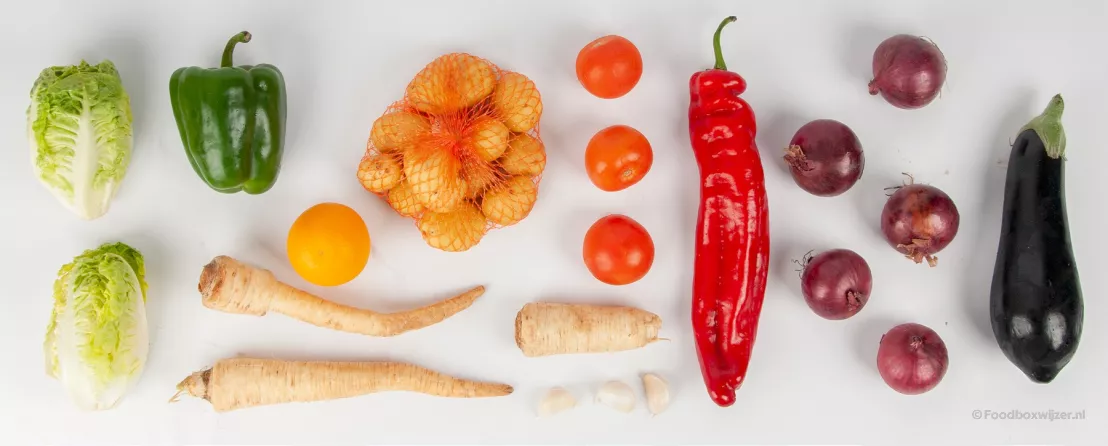 Verschillende soorten groenten op een rij die we uitgepakt hebben uit de green chef box