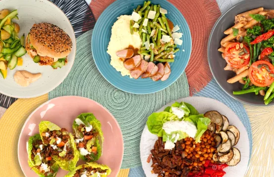 We schreven een review over deze vijf gerechten van green chef die we hier allemaal tegelijk opgediend hebben op kleurrijke borden