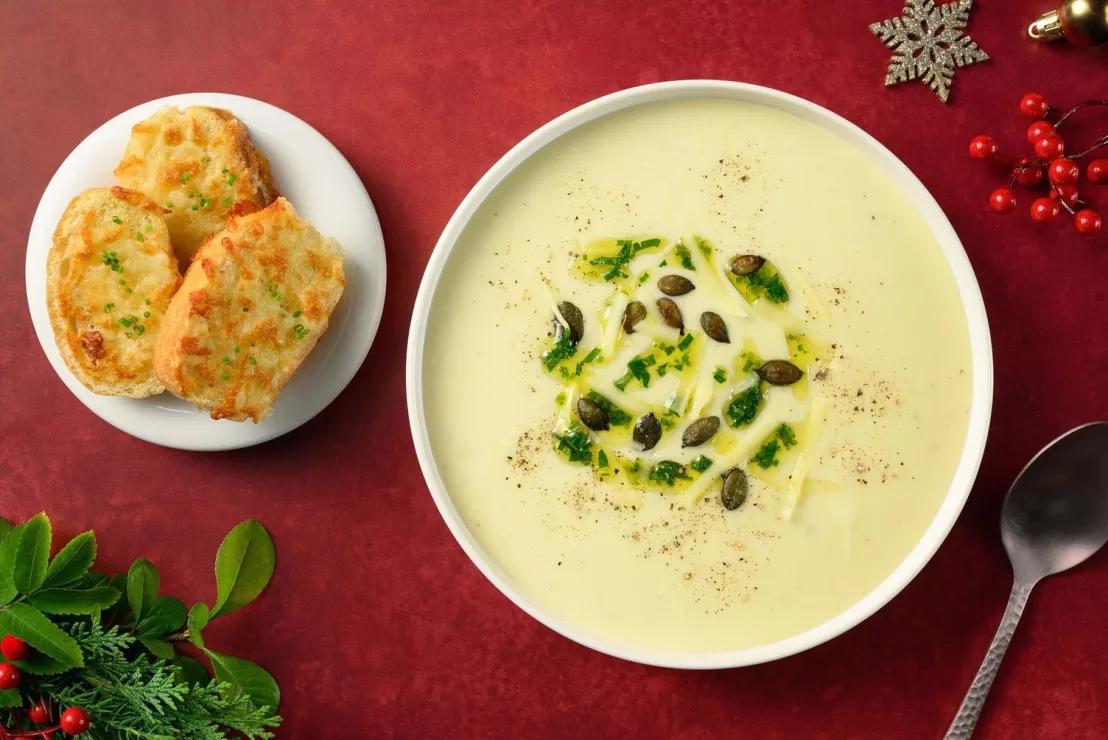 Romige aardappel-preisoep als vegetarisch voorgerecht met gruyèrecrostini uit de kerstbox van HelloFresh 