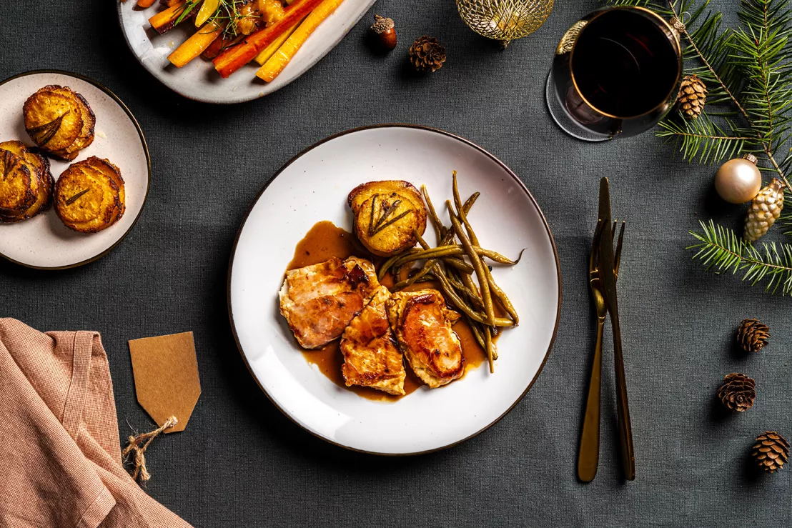 Een vijfgangen diner van boerschappen uit de kerstbox geserveerd op een wit bord met donker tafelkleed