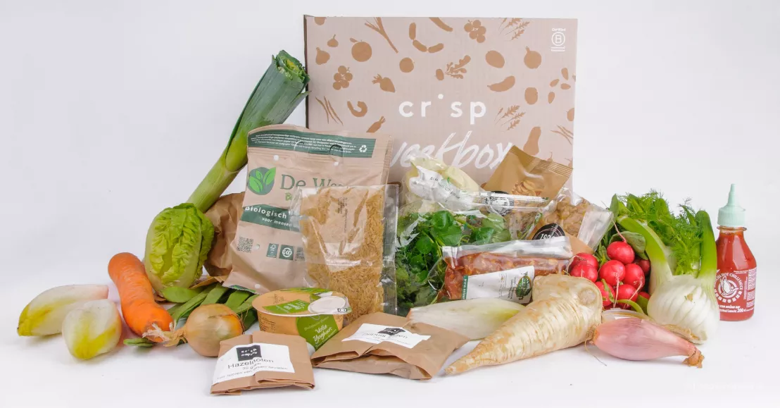 De inhoud van de weekbox van Crisp met veel verse groenten, vlees en bijzondere sausjes en smaken