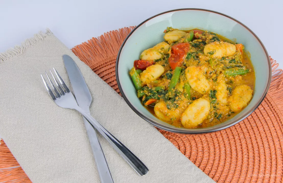 Gnocchi van Crisp in een schaaltje als opwarmgerecht met groenten en een sausje