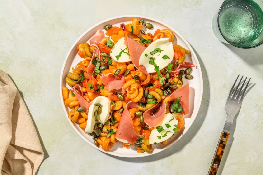 HelloFresh gerecht wat snel op tafel staat met pasta, serranoham en mozarella en pompoenpitten