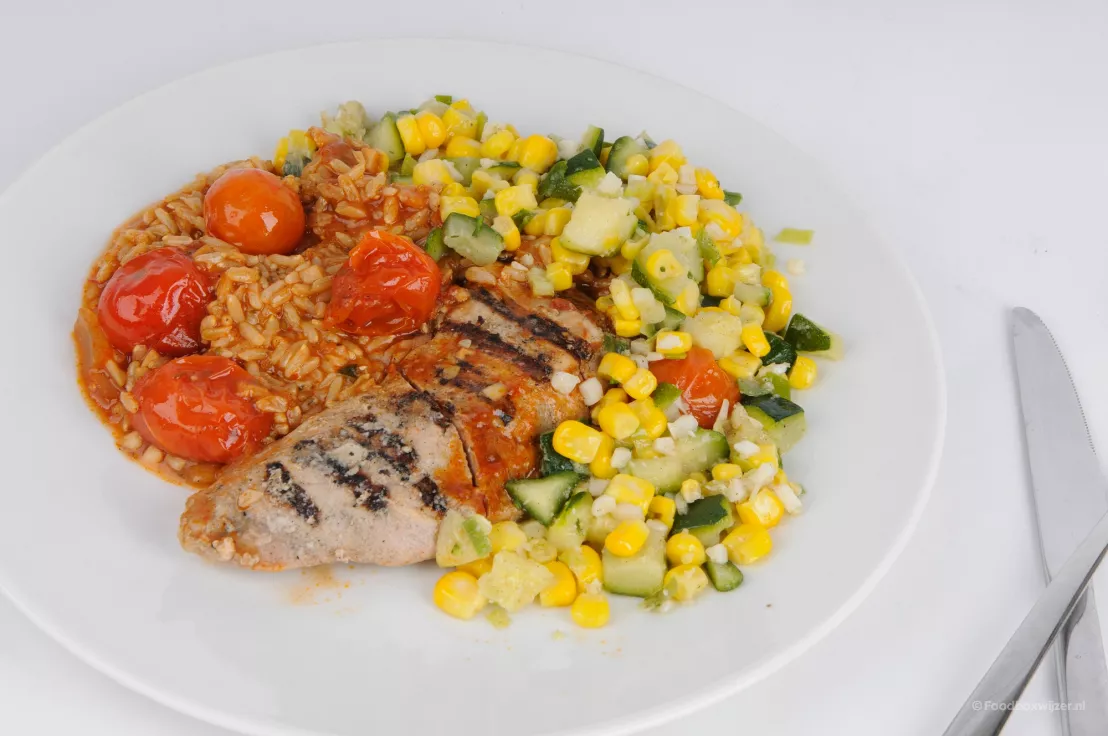 Een kleurrijk gerecht van Factor met kip, groenten en tomaatjes die smakelijk is als avondmaaltijd maar ook geschikt is als snelle lunch.