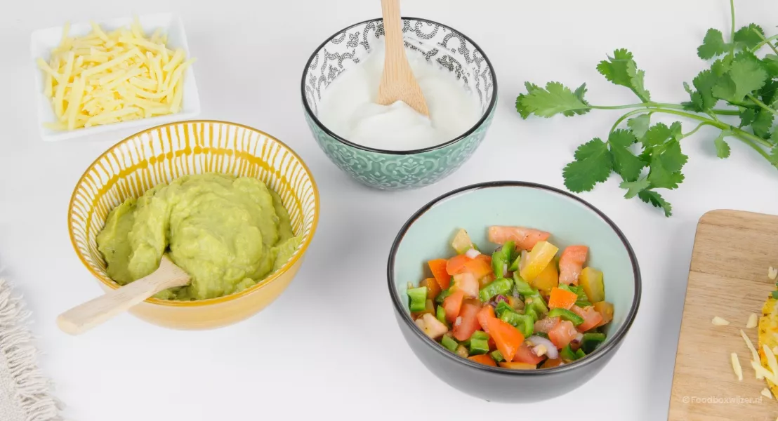 Extra schaaltjes met saus en salsa passend bij de gerechten van hellofresh staan klaar als extra dips bij de taco's