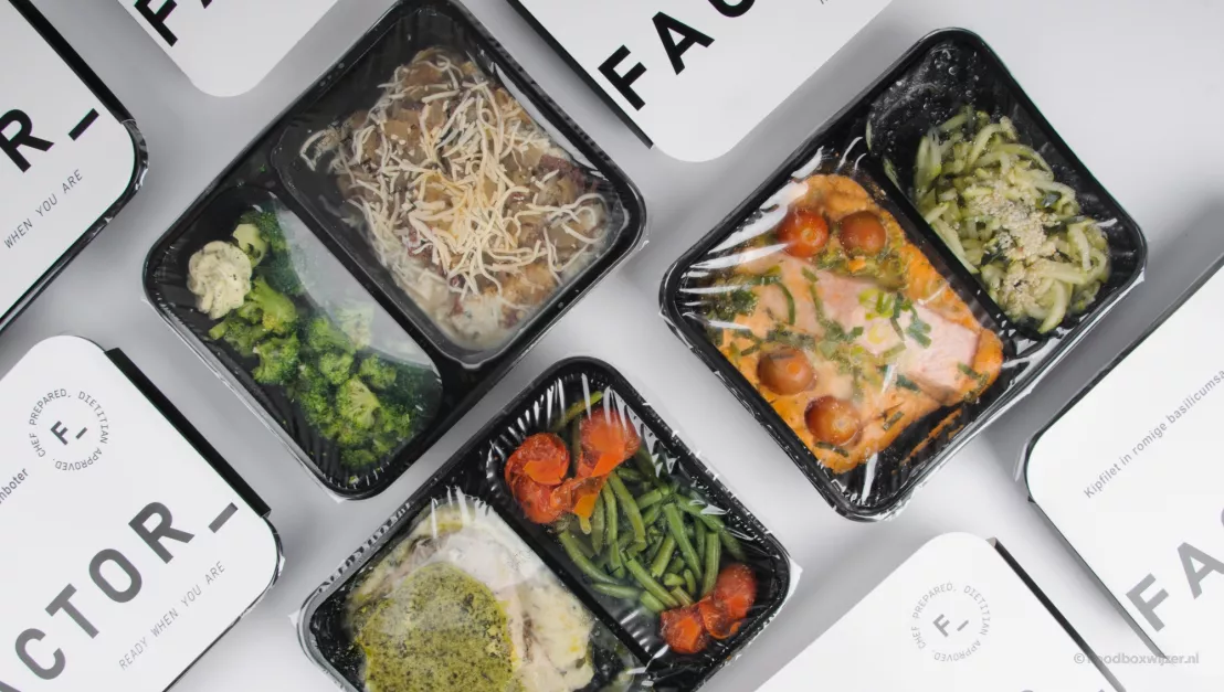 De inhoud van een gerecht van factor die alleen nog even opgewarmd hoeft te worden in het meegeleverde bakje.