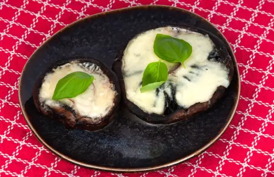 Portobello bereidt met mozzarella die gesmolten is