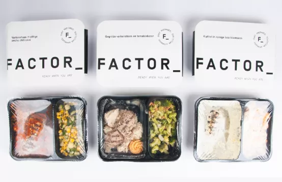 Onze ervaring met de opwarm maaltijden van Factor met 3 verschillende soorten gezonde maaltijden op een rij