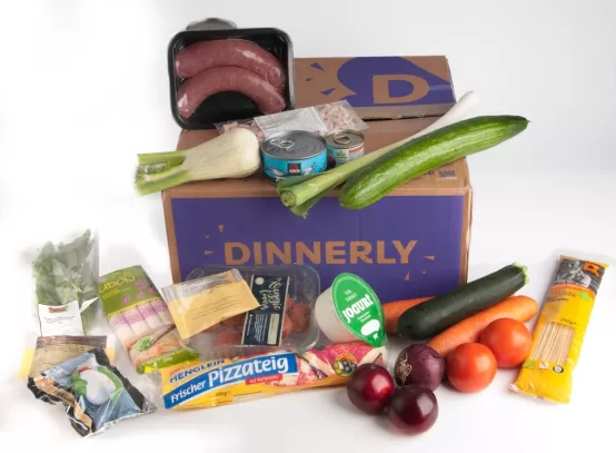 Een maaltijdbox van Dinnerly uitgepakt met alle producten voor 3 gerechten